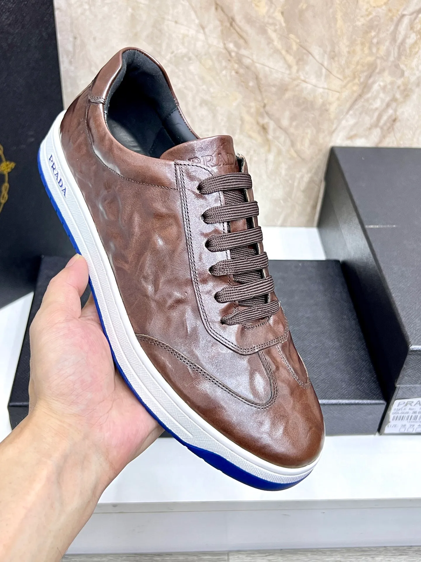 💰620 Prada classic men’s lace-up casual shoes｜Imported cowhide upper｜Layered stitching design on the upper Lightweight and breathable｜Soft and comfortable｜PRADA letters on the side｜Distinctive sporty style Showing the brand style｜Lightweight embossed rubber sole｜With cowhide foot pad lining｜Excellent foot feel Fashionable and elegant｜Size: 38-44 (customized at 45)
